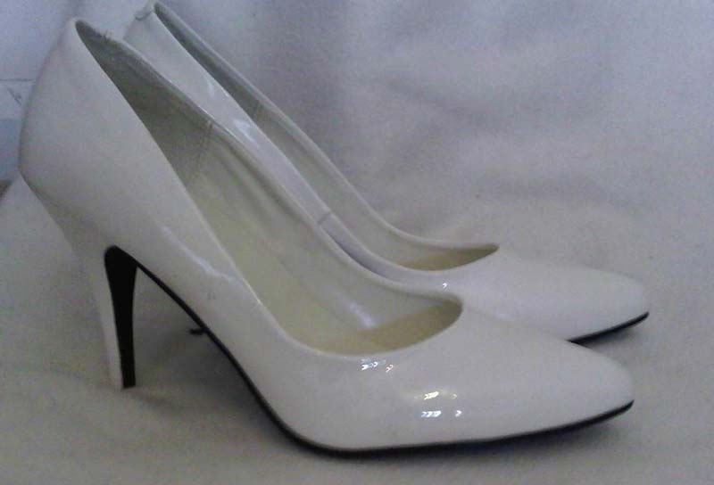 pantofi trendy bej pentru o rochie burgund